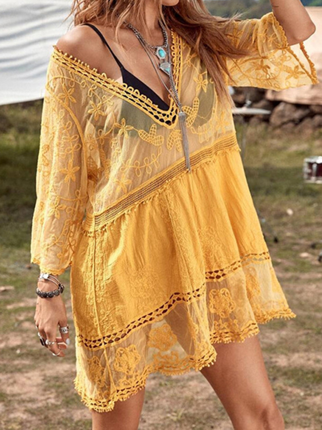 Überwurfkleid mit tiefem Ausschnitt und Spitzendetail